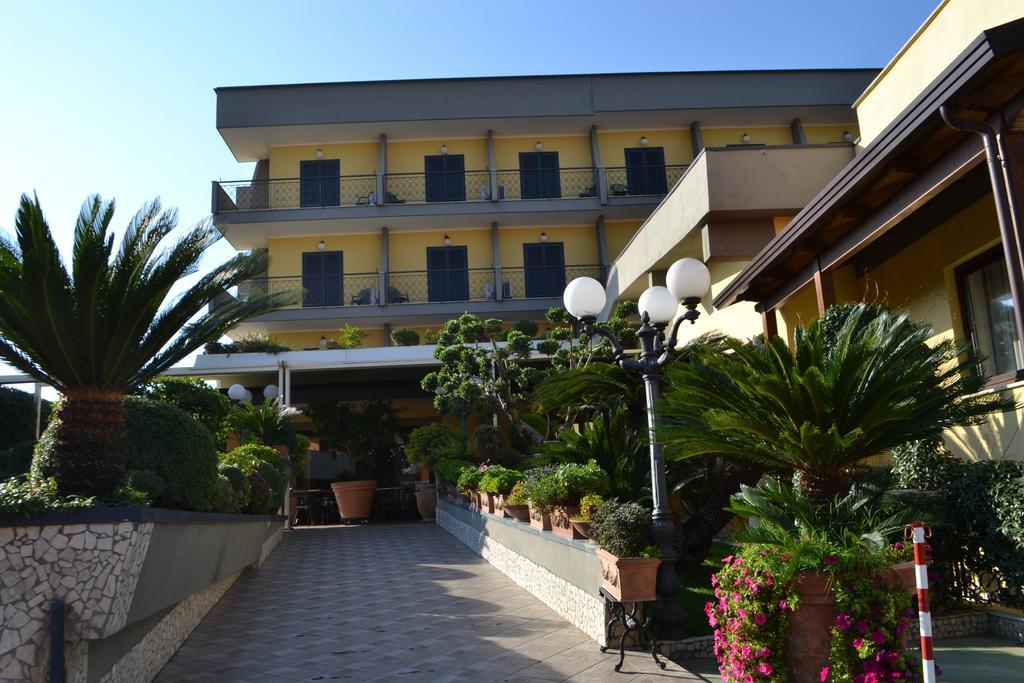 Hotel Ristorante Donato Calvizzano Екстериор снимка